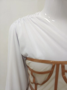 Detail des weißen Chiffonkleids mit bronzefarbenem Korsettgürtel und langen Ärmeln