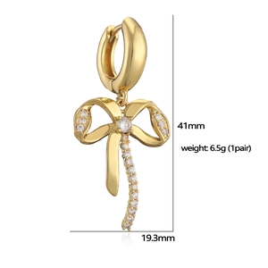 Elegante goldene Schleifen-Ohrringe mit Zirkon-Besatz und exakten Maßangaben
