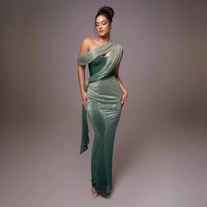 Robe de soirée élégante vert forêt à une épaule en tissu métallique brillant avec fente