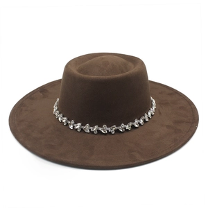 Chapeau fedora en suédine marron avec bande décorative en cristal sur fond blanc