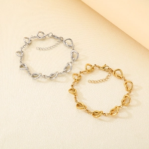 Détail d'un bracelet à chaîne nouée avec fermoir mousqueton et extension en or et argent