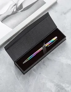 Detailansicht eines Regenbogen-Metallstifts in einer schwarzen Geschenkschachtel
