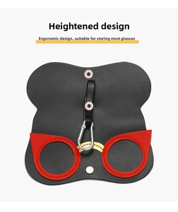 Détail d'étui à lunettes en cuir dessin animé avec design haut et crochet en métal