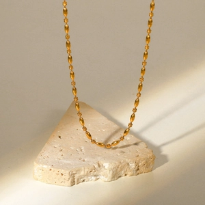 Dettaglio della collana a catena con perle ovali placcata oro 18K su base in pietra