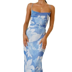 Robe midi d'été moulante sans manches à imprimé fleuri bleu pour femme sur fond blanc