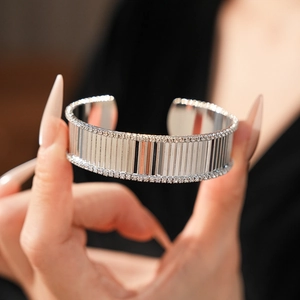Vue détaillée d'un bracelet manchette argenté avec texture côtelée et cristaux brillants
