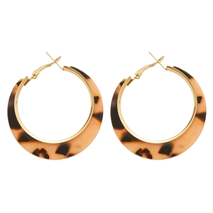Boucles d'oreilles créoles vintage en résine écaille avec détails dorés élégants