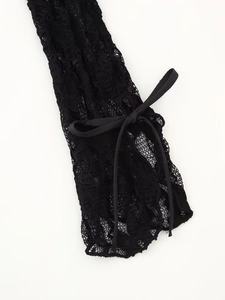 Détail de la manche en dentelle noire avec bordure cil et élégant nœud en ruban