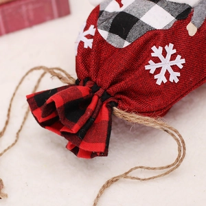 Weihnachtliche Geschenktasche aus Sackleinen mit Schneeflockenmuster und Karo-Design