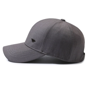 Dunkelgraue Freizeit-Baseballkappe mit seitlichem Metalllogo und klassischem Design