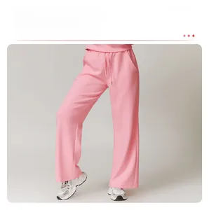 Detailansicht der rosa weiten Jogginghose mit elastischem Kordelzug und weichem Material