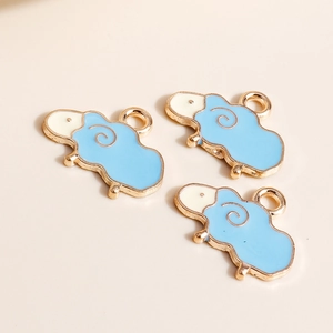 Detailansicht von drei blau-weißen Emaille-Schaf-Anhängern mit goldenem Legierungsrand