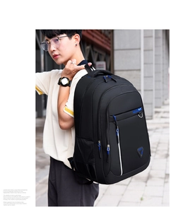 Hombre con mochila negra de gran capacidad para portátil con múltiples compartimentos y malla