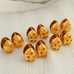 Elegante goldene Tropfenohrringe mit bunten Sternzirkonia-Inlays auf weißem Hintergrund