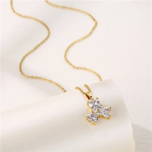Collana con ciondolo a quadrifoglio dorato con pietre in zirconio a forma di cuore