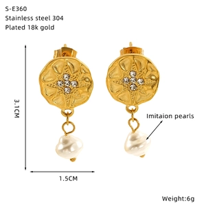 Detail of 18k gold plated stainless steel star earrings with imitation pearls and dimensions