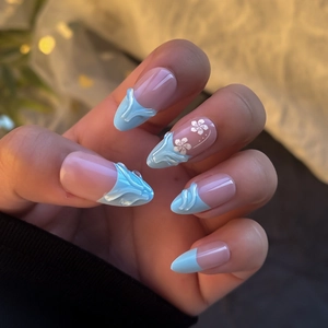 Französische Mandel-Drucknägel in Blau mit 3D-Blumenmotiven und stilvollem Farbverlauf