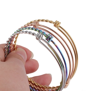 Set of four adjustable twisted wire bracelets in gold, rose gold, rainbow and silver steel