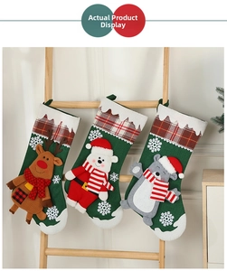 Detailansicht von drei Weihnachtssocken mit Rentier-, Bär- und Katzenfiguren zum Aufhängen