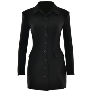 Abito blazer nero aderente con maniche lunghe e revers su sfondo bianco pulito