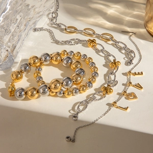 Set di tre braccialetti in acciaio inossidabile e collana LOVE in oro e argento