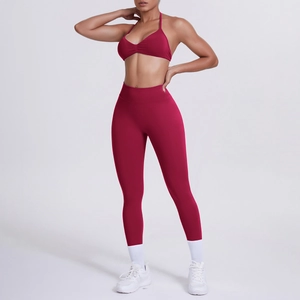 Dettaglio del set yoga bordeaux a due pezzi con reggiseno a vogatore e leggings a vita alta