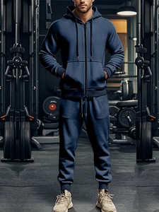Détail du survêtement bleu marine avec capuche en molleton dans une salle de sport pro