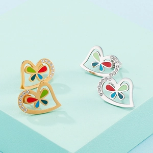 Boucles d'oreilles cœur en acier titane avec papillons en émail et petits cristaux