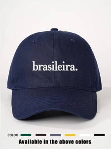 Détail de la casquette de baseball en coton bleu marine avec broderie blanche brasileira