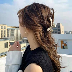 Elegant fishtail hair claw clip in gold metal with white pearls for women's half-up hair
