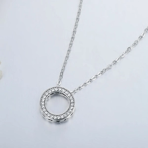 Collier en argent S925 avec pendentif rond serti de cristaux et chaîne en maille Jante
