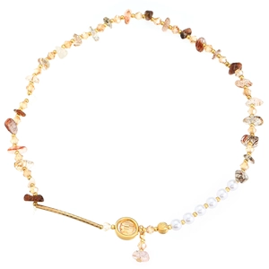 Détail du collier de perles vintage avec pierres naturelles et fermoir doré élégant