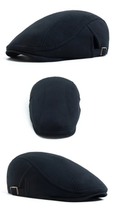 Détail de la boucle de réglage métallique et texture daim d'un béret vintage chic