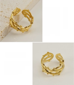 Vue détaillée de la bague en acier inoxydable plaqué or 18 carats avec petits grains