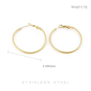 Detailansicht der 50mm goldenen Edelstahl-Creolen mit 2mm Stärke und 7g Gewicht pro Paar