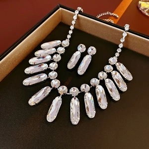 Gros plan détaillé de l'ensemble collier et boucles d'oreilles à franges goutte d'eau