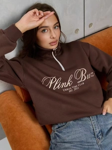 Détail du sweat-shirt marron foncé à demi-zip avec lettrage Plink Buz de style urbain