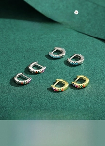Détail macro de créoles en argent sterling S925 serties de zircons cubiques colorés