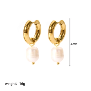 Baroque pearl drop earrings in 18K gold stainless steel, 4.2cm height and 16g weight