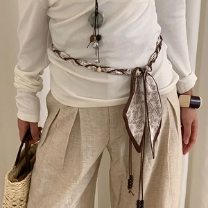 Chaîne de taille bohème en soie avec cuir tressé et perles en bois sur mannequin