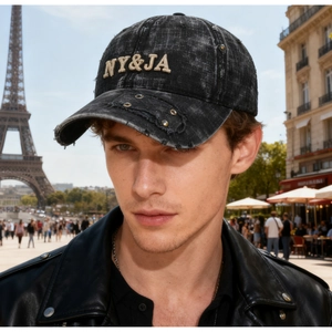 Détail d'une casquette vintage noire délavée avec rivets métalliques et broderie