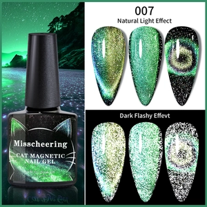 Effetti del gel magnetico per unghie cat eye in luce naturale e flash scuro su verde