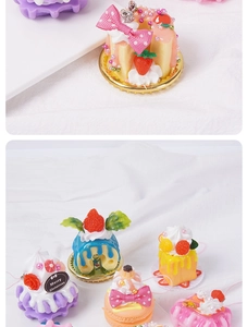 Dettaglio di modelli di dessert in PVC colorati con cupcake e etichette festive