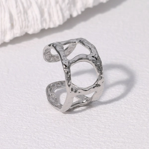 Minimalistischer silberner unregelmäßiger hohler Edelstahlring für Damen im Retro-Stil