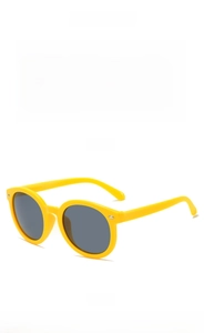 Vues de face et de profil de lunettes de soleil rondes jaunes pour enfants avec verres gris