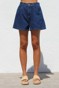 Détail du short en jean bleu foncé à taille haute avec coutures orange contrastées