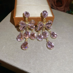 Détails des boucles d'oreilles nœud doré avec cristaux roses étincelants en forme de goutte