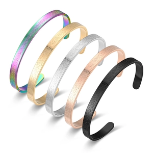 Juego de cinco brazaletes de acero inoxidable mate en varios colores de moda.