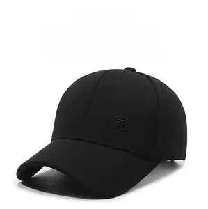 Vue détaillée de la broderie de la lettre 'R' sur une casquette noire décontractée