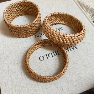 Détails de trois bracelets en rotin tressé à la main avec une texture de fibre naturelle